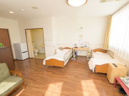 光る床の明るい居室