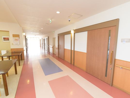 広々とした明るい廊下
