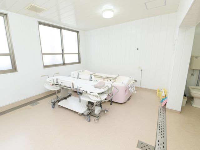 浴室の整った設備 機械浴室 広々とした清潔感のある浴室です。利用者様の快適な入浴をサポートする設備が整っています。