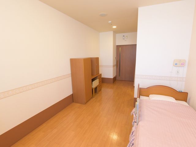 ゆったりした居室の一角 居室 シンプルで清潔感のある個室です。ゆとりのある空間でプライバシーを重視した生活が可能です。