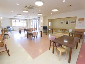 広々とした明るい食堂