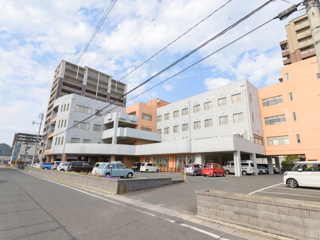 都市型の建物外観 外観 広々とした前面道路に面したモダンな建物です。アクセスしやすい立地で、通勤にも便利な環境が整っています。