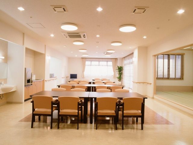 明るい食堂 食堂   大きな窓から光が入る、ゆったりした食堂です。テーブル間に余裕があり、落ち着いて食事の時間を過ごせます。