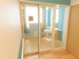 明るい清潔な洗面所