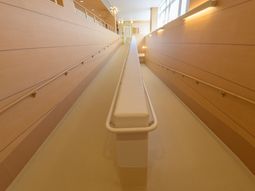 広い明るい廊下
