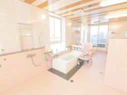 明るいバリアフリー浴室