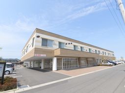 明るい施設の外観