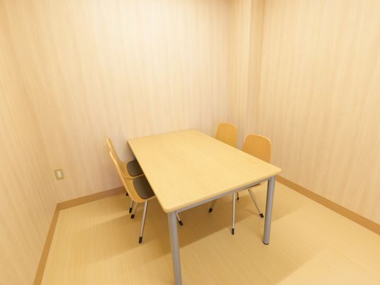 木目調の居室の机と椅子