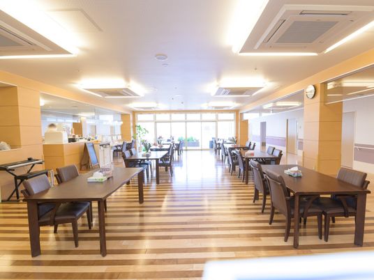広々とした明るい食堂