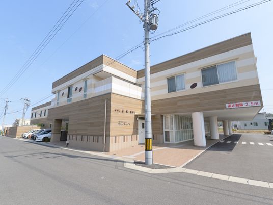 モダンな建物のエントランス