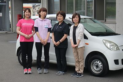 スタッフの笑顔の集合写真
