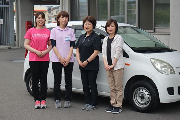スタッフの笑顔の集合写真