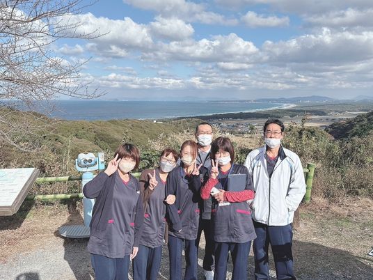 海を望む職員の集合場面  