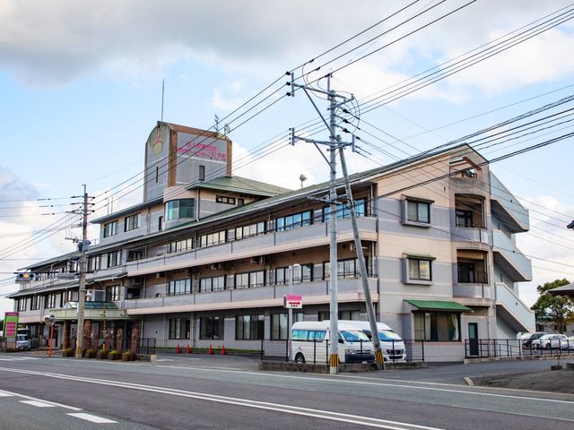 三階建ての建物外観 外観 緑豊かな環境に囲まれた施設の外観です。明るく開放的な雰囲気が魅力です。