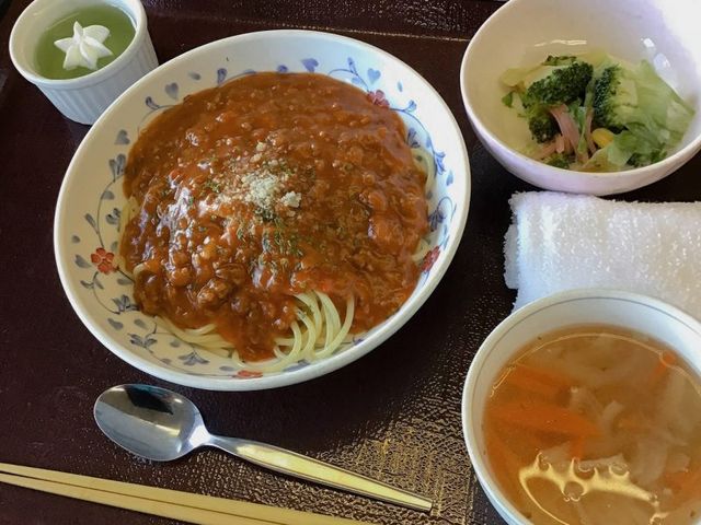 豊かな食事の一例 料理 栄養バランスを考えた食事が提供されており、温かいスープやデザートも楽しめます。