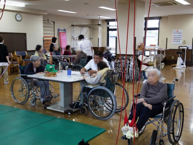 リハビリテーション室 機能訓練室 多くの設備が整った明るい空間では、リハビリやコミュニケーションの場として活用できます。