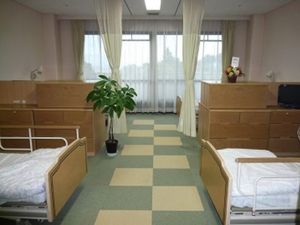 木のベッドがある居室