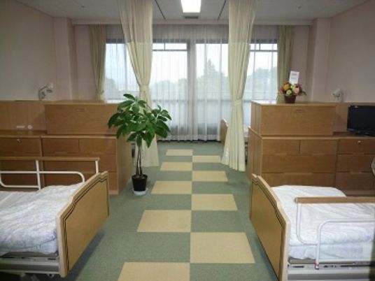木のベッドがある居室