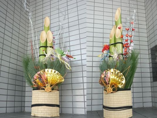 正月飾りのある玄関先  