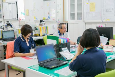 スタッフが働く様子の室内