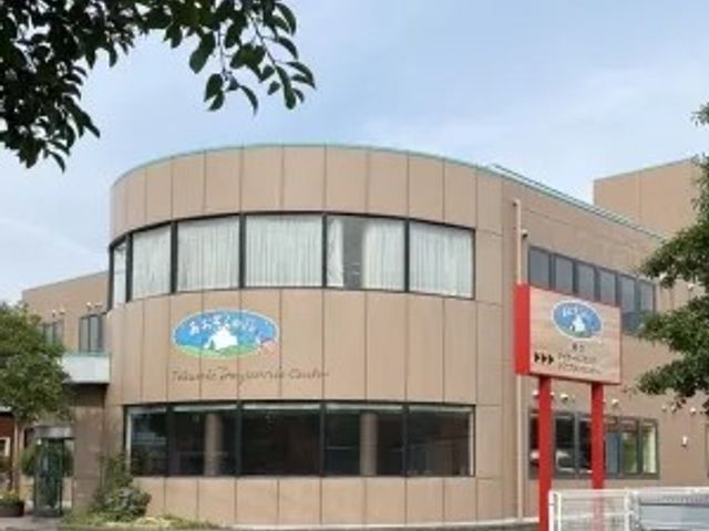 施設外観 外観   曲線を生かした落ち着いた外観で、窓が多く明るさを感じます。入口まわりも見通しがよく、働く場として全体の様子をつかみやすいです。