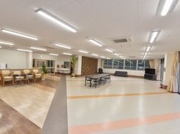 明るい共用ラウンジ