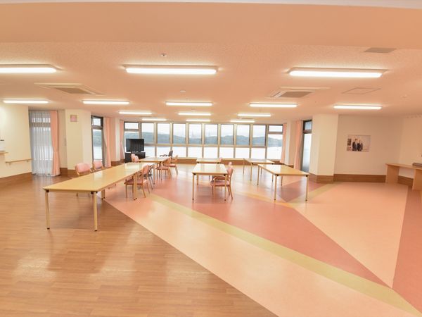 広々とした明るい多目的室