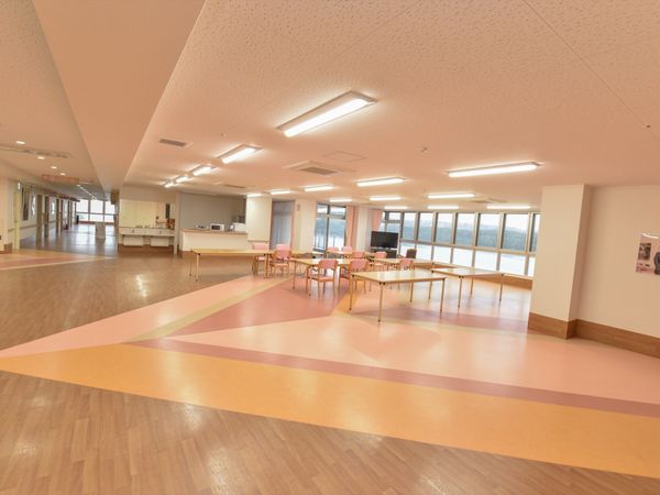 広々とした空間のダイニング