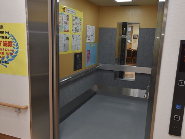 広々としたエレベーター エレベーター 手すりの設置された広めのエレベーターは、車いすでも安心してご使用いただける設計です。ゆとりある移動を支える設備になっています。
