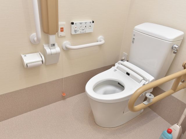 バリアフリートイレ設備 トイレ 安全で使いやすいバリアフリートイレの様子です。手すりや通報装置が備わり、利用者の利便性に配慮しています。