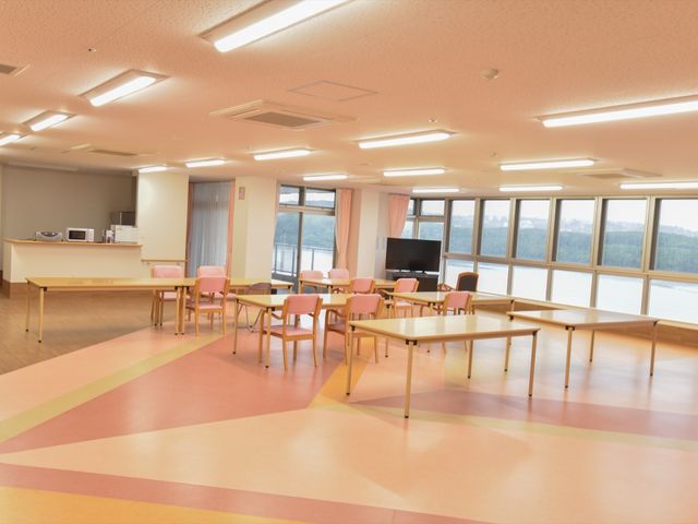 広々とした休憩スペース 食堂 ゆとりある広さの落ち着いた空間で、窓からの眺望も楽しめます。休憩時にはテレビが視聴でき、ゆったりと過ごせる環境が整っています。
