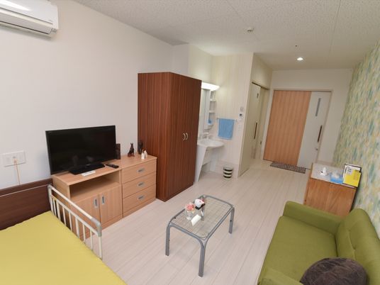 明るい個室の居室空間