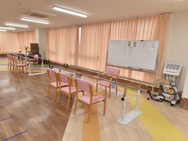 リハビリ設備が整う部屋 機能訓練室 広々とした清潔感のある機能訓練室です。様々な器具が配置され、患者様のリハビリをサポートしています。