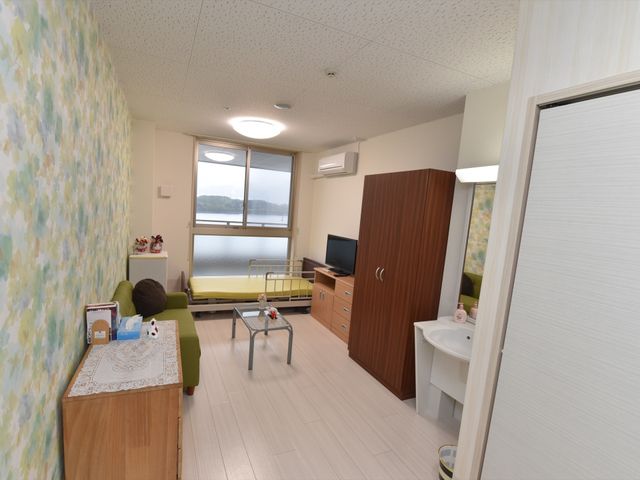 明るく清潔な居室 居室 ゆったりとした居心地の良い個室です。窓からの自然光が心地良い空間を作り出しています。