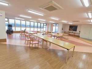 広々とした明るい部屋