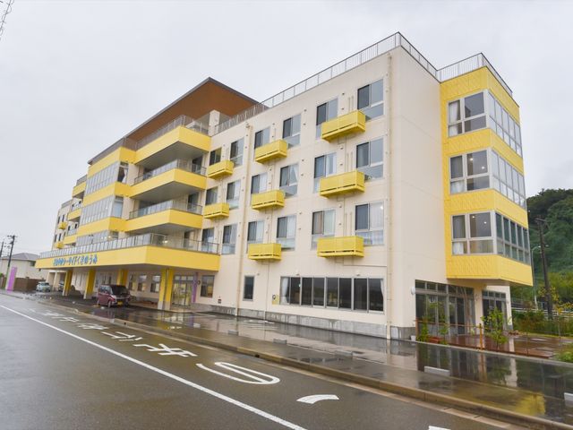 黄色が印象的な建物外観 外観 広々とした落ち着いた色合いの建物は、訪れる人に安心感を与えます。明るい雰囲気のある外観で、新しい職場として心地よいスタートが切れそうです。