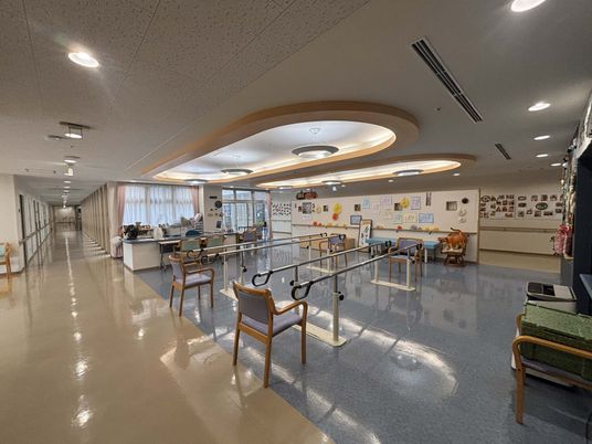 光が差し込む機能訓練室