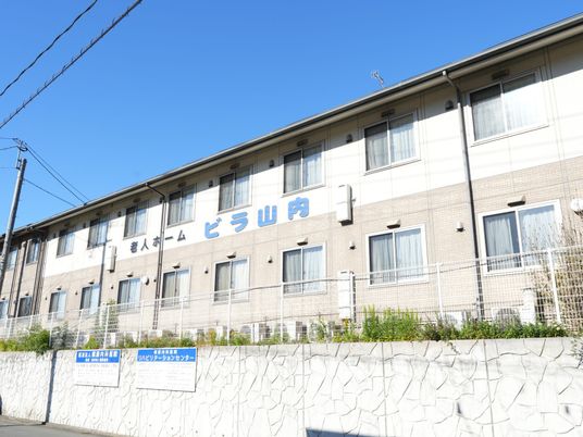 明るい外観の建物  