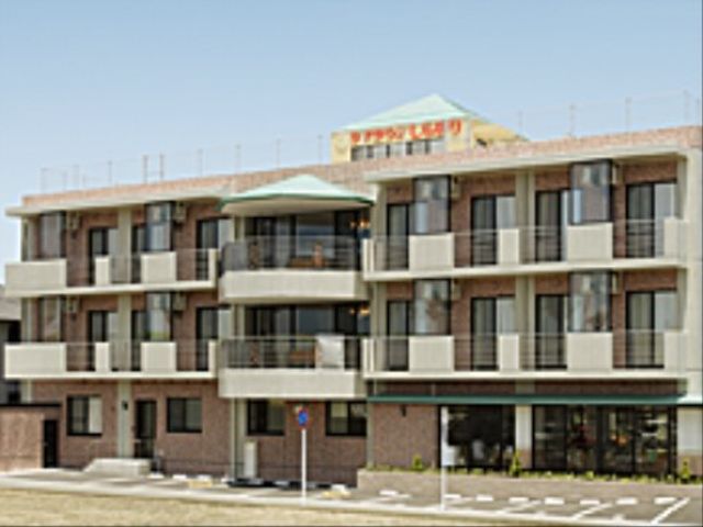 清潔感のある施設外観 外観 キレイに整備された外観は、訪れる方を暖かく迎え入れます。広々とした敷地が印象的で、新たな職場として魅力的です。