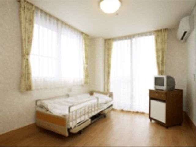 室内の整った居室 居室 清潔感ある居室は、ゆとりを感じさせる空間となっており、個々の生活スタイルに合わせた柔軟な対応が可能です。窓からは自然光が差し込み、明るい雰囲気の中で過ごすことができます。