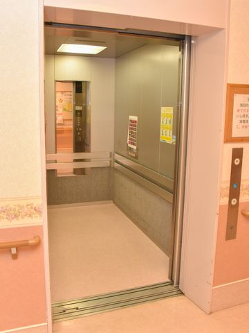 バリアフリー設計のエレベーター エレベーター 広々としたエレベーターは、車いすの方も楽に移動でき、壁には手すりが設置されており安全に配慮されています。