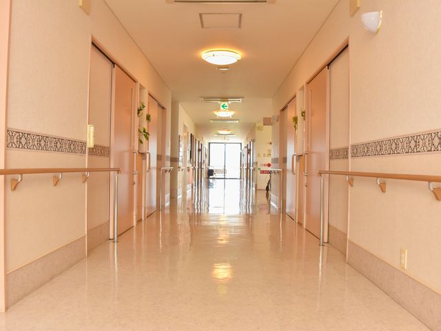 清潔な廊下 廊下 手すり沿いに広がる廊下は、清掃が行き届いており、明るい光が差し込んでいます。ゆったりと歩ける広さがあり、心地よい勤務環境を提供しています。