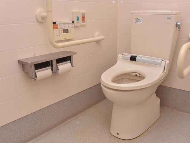 バリアフリートイレ設備 トイレ 手すり付きの清潔なトイレは、使用者の身体の状態を考慮して設計されており、安全にご利用いただけます。