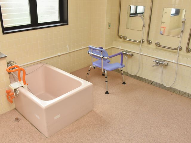バリアフリー設計の浴室 個浴 バリアフリーで安全性を考慮した浴室です。手すりが多く設置され、入浴介助がしやすい環境が整っています。