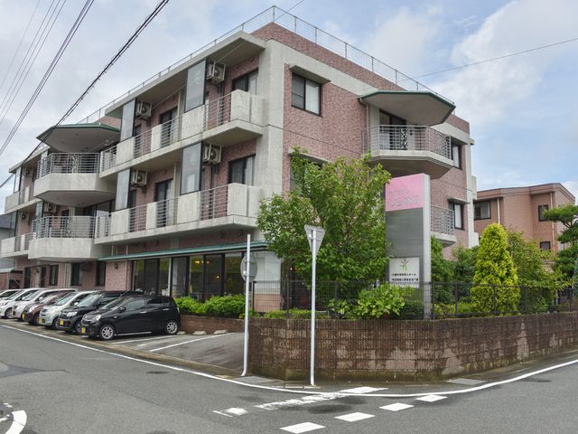施設の外観と看板 外観 街に溶け込む穏やかな外観の施設です。手入れされた緑も豊かで、心地よい環境が整っています。