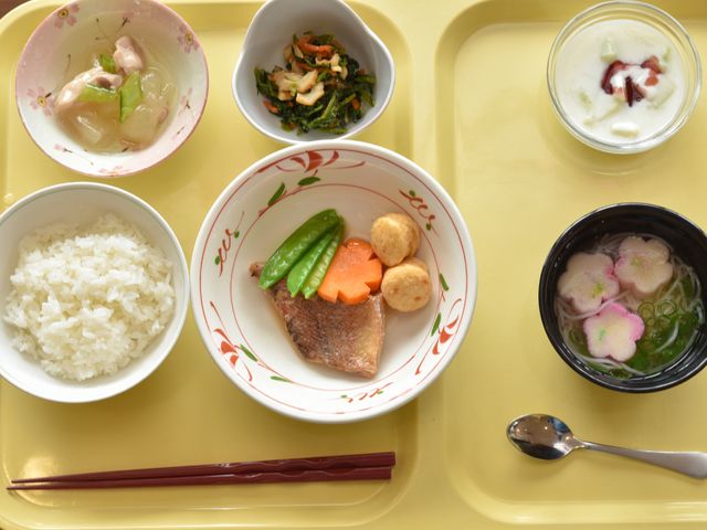栄養バランスのとれた食事 お食事 バランスが考えられた温かい食事は、健康的な毎日をサポートします。利用者の方々の笑顔が輝く食時を大切にしています。