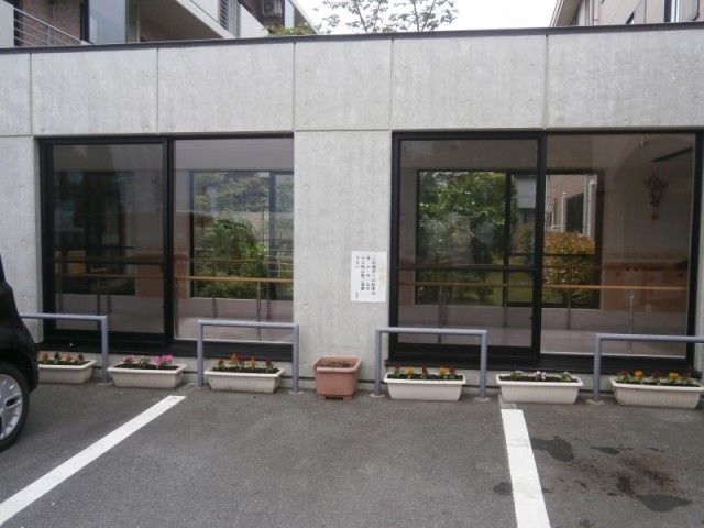 建物正面の外観 外観   大きな窓が並ぶ落ち着いた外観です。足元には花が植えられ、明るい印象があります。
