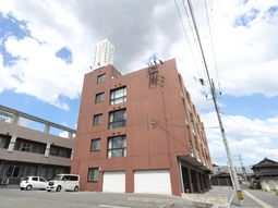 茶色い建物の外観