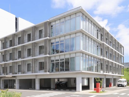 明るい外観の建物  
