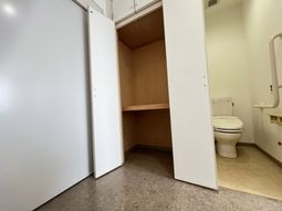 ゆとりのある洗面台とトイレ